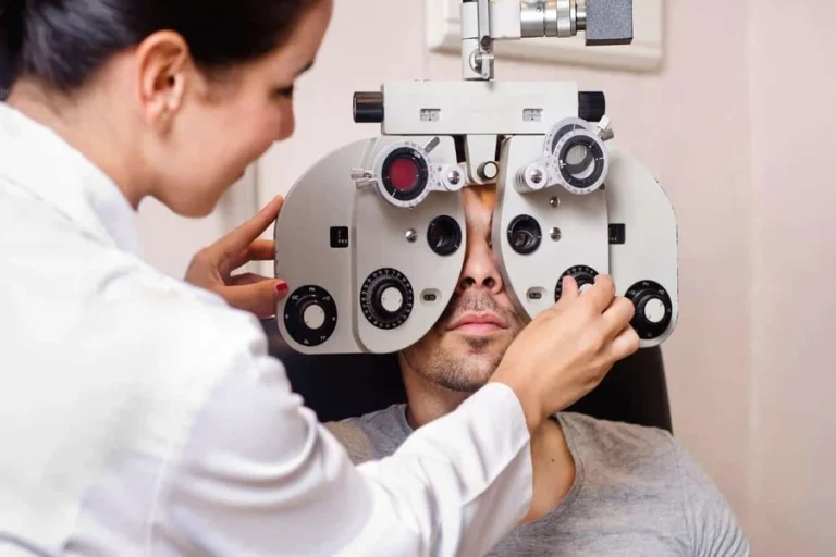 Understanding The Difference Between Optometrists And Ophthalmologists Between Optometrists